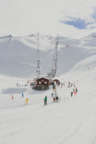 人们在山上滑雪的照片
